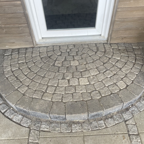Belægning af halvrund trappesten med brosten i Hurup nær Thisted for elegant indgangsparti
