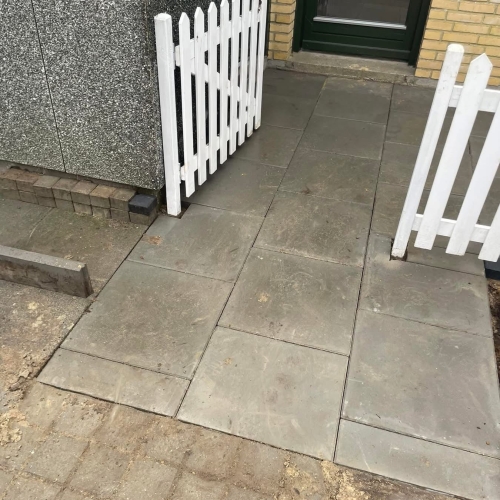 Ny belægning ved terrasseindgang i Hurup nær Thisted med store fliser og præcis tilpasning
