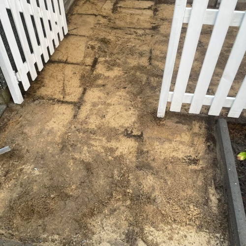 Område før ny belægning ved terrasseindgang i Hurup nær Thisted, klar til lægning af fliser