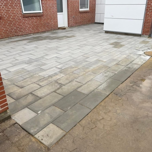 Belægning af indkørsel i Hurup nær Thisted med store rektangulære fliser i moderne læggemønster
