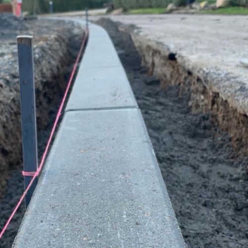 Belægning med nylagt kantsten i Hurup nær Thisted – præcisionsarbejde med fokus på kvalitet og holdbarhed