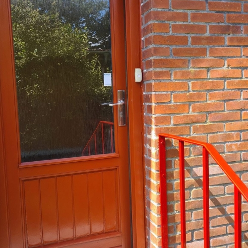 Udført malerarbejde på en dør på et hus i Thisted