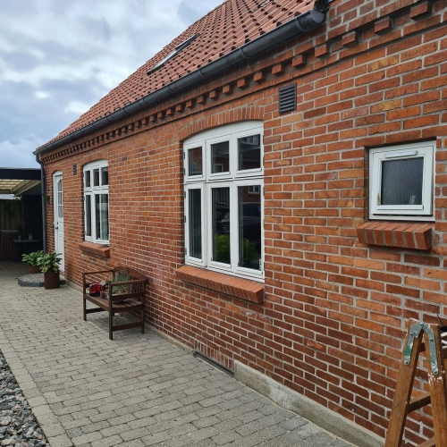 Før malerarbejde af vinduer i Hurup