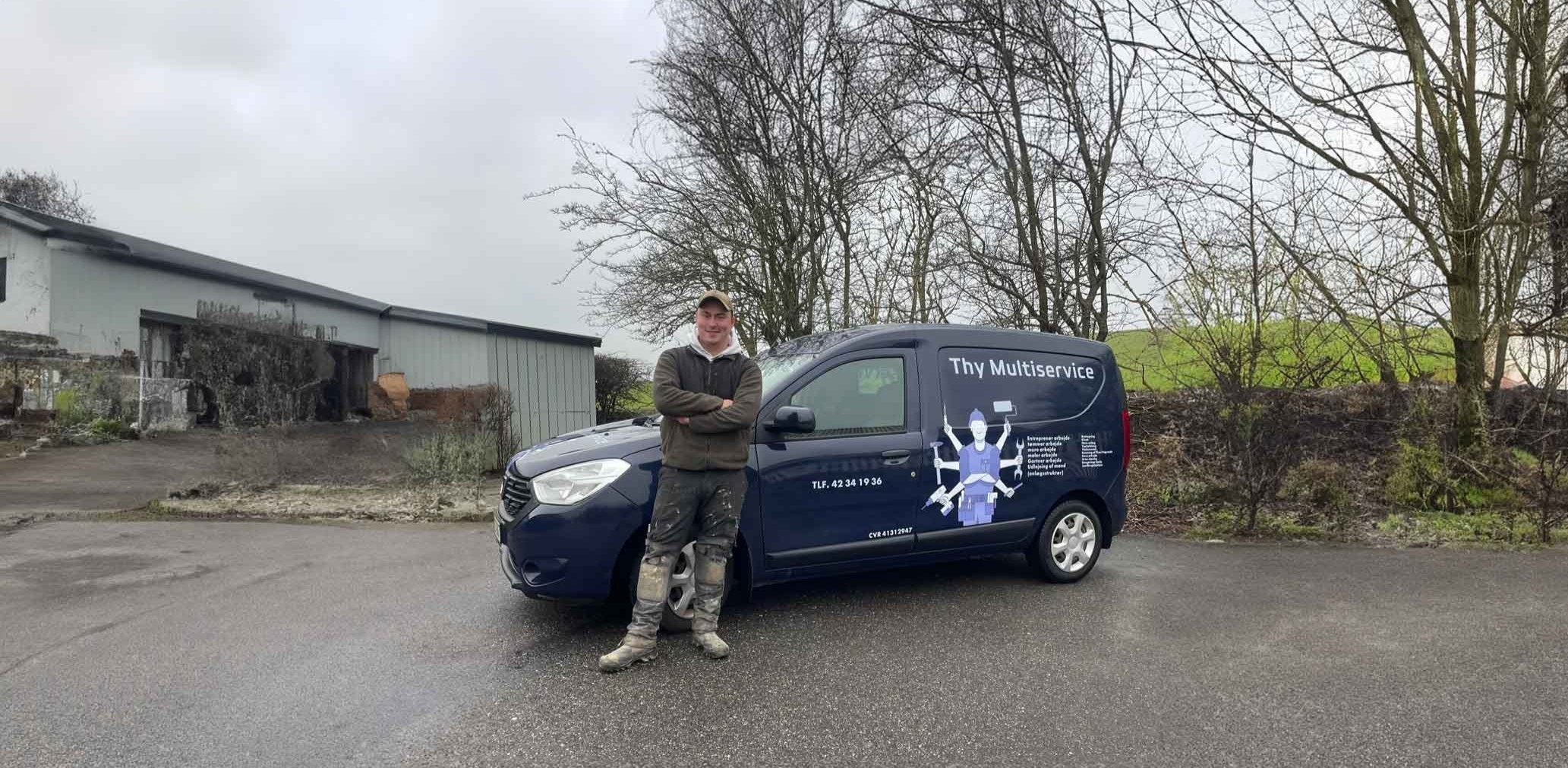 Fagmand fra Thy Multiservice foran firmabil – belægning i Hurup, Thisted og omegn